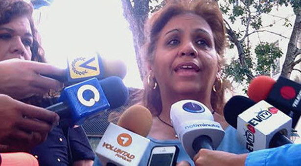 Madre de Lorent Saleh arremete contra la oposición