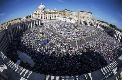 . Vatican City (Vatican City State (holy See)), 04/09/2016.- A general view of St Peter square during Mother Teresa of Calcutta canonization ceremony at the Vatican, 04 September 2016. The Mother Teresa of Calcutta canonization ceremony will take place on 04 September 2016. Mother Teresa was born Agnes Gonxha Bojaxhiu on 26 August 1910 to Albanian parents in Skopje, Macedonia. She began her missionary work with the poor in Calcutta in 1948, and won the Nobel Peace Prize in 1979. Following her death in 1997 she was beatified by Pope John Paul II and given the title Blessed Teresa of Calcutta. (Calcuta, Papa) EFE/EPA/ANGELO CARCONI